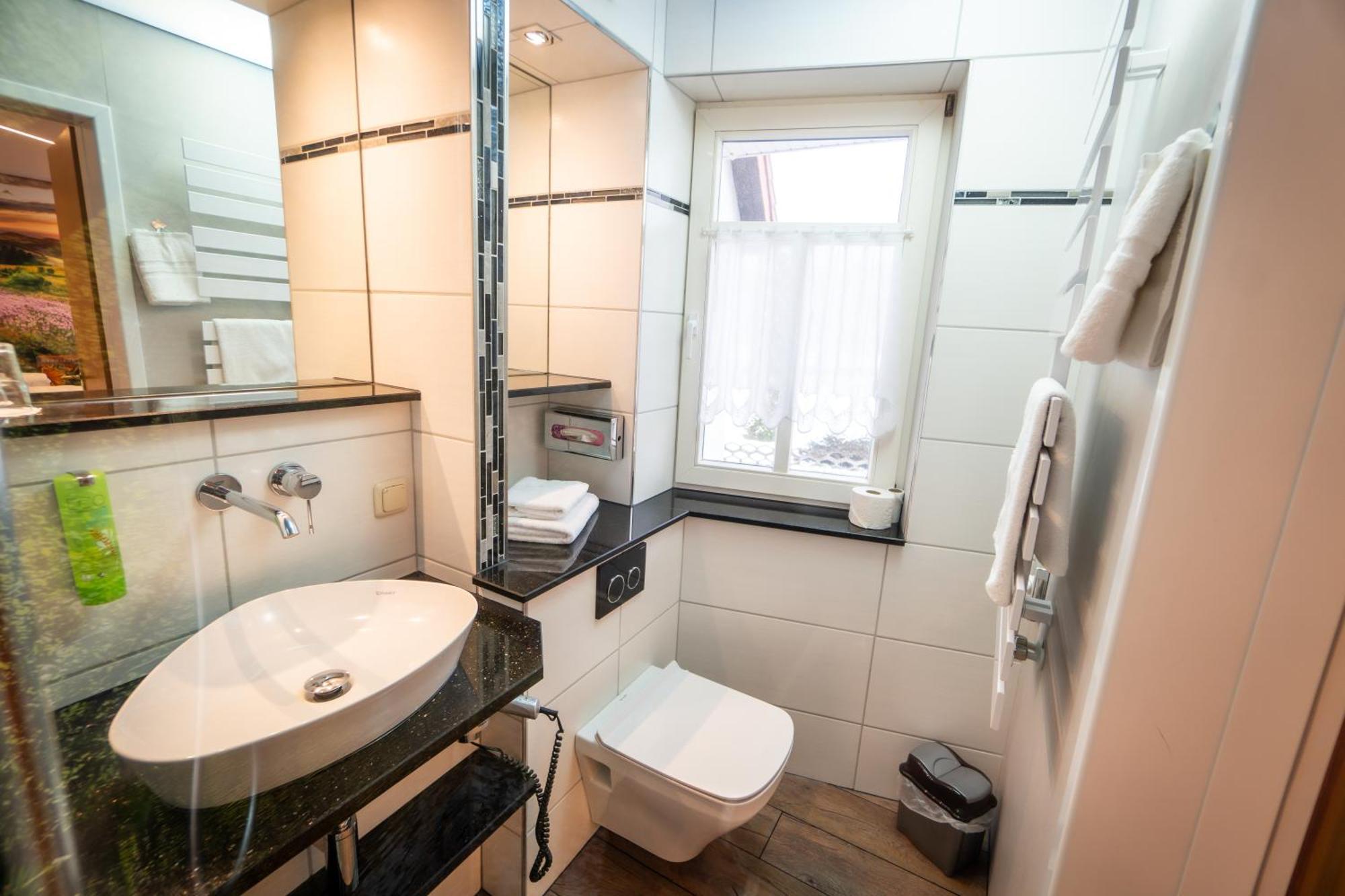 Landhotel Zur Gruenen Kutte Bernshausen Exterior foto